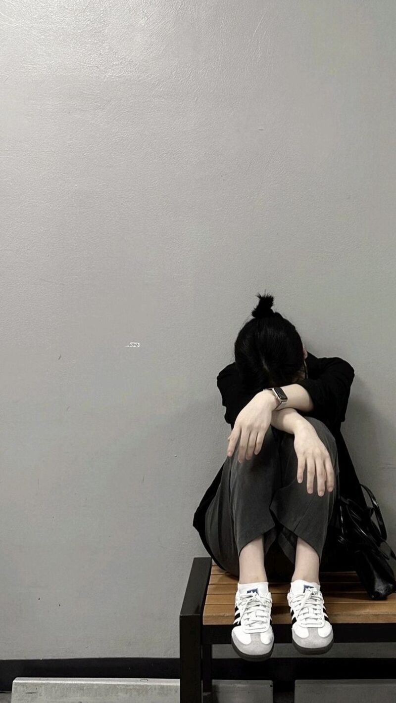 Hình ảnh cô gái ngồi buồn cô đơn thất tình
