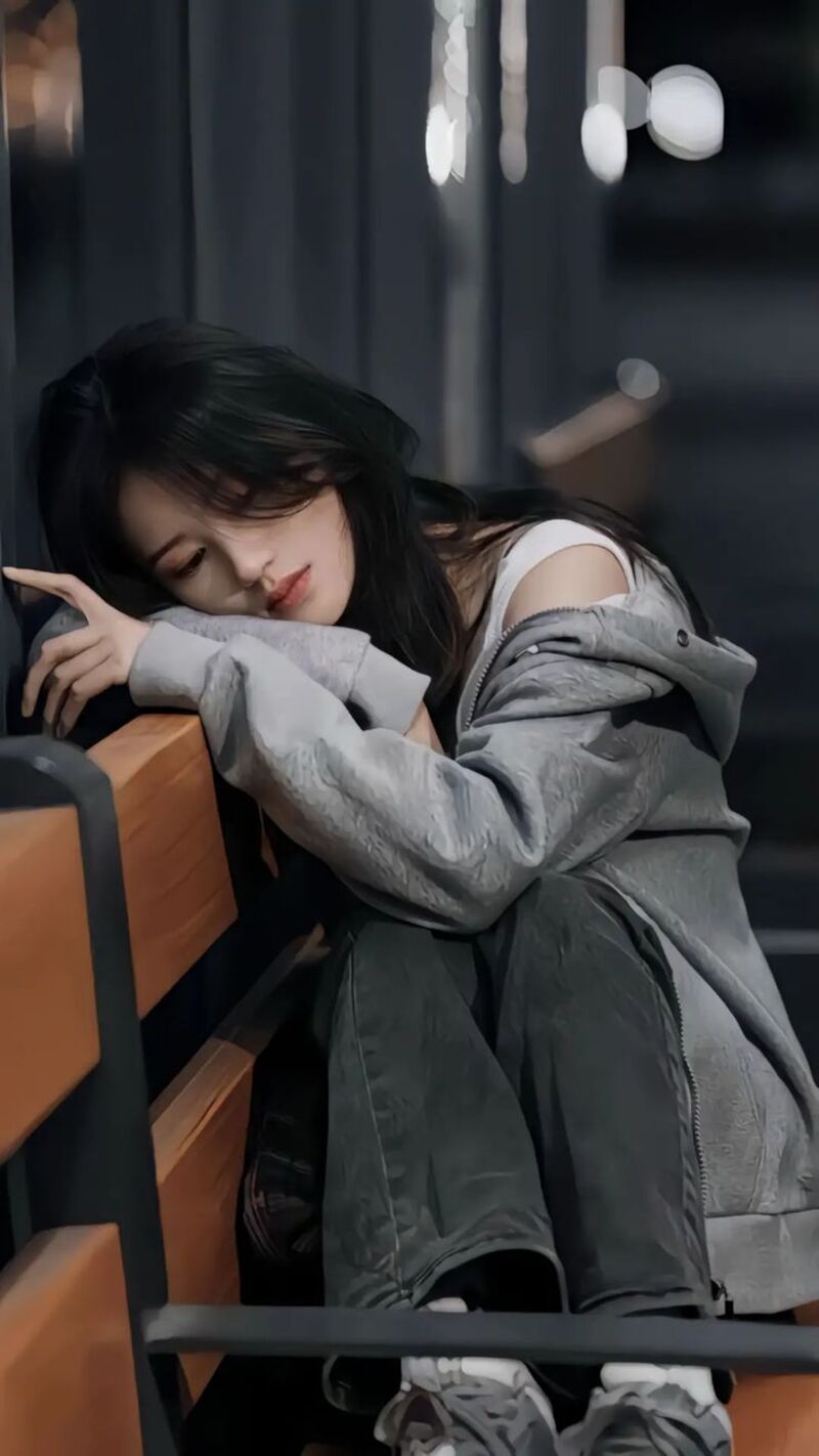 Hình ảnh cô gái ngồi buồn một mình đau khổ nhất