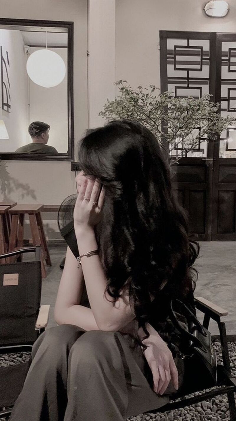 Hình ảnh cô gái ngồi buồn một mình trong nỗi cô đơn