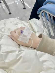 Hình ảnh truyền nước biển ở tay đẹp