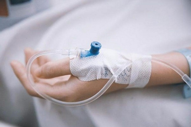 Hình ảnh truyền nước ở tay cho nữ ở bệnh viện