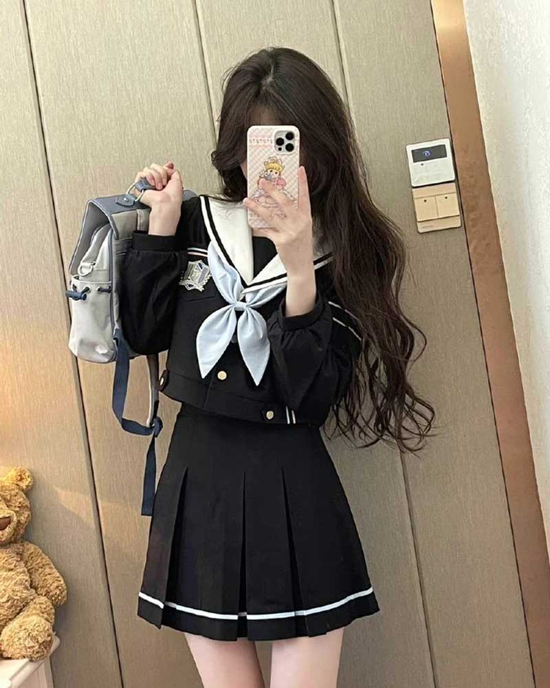 Ảnh gái xinh che mặt khi selfie bằng điện thoại có ốp gấu cute.