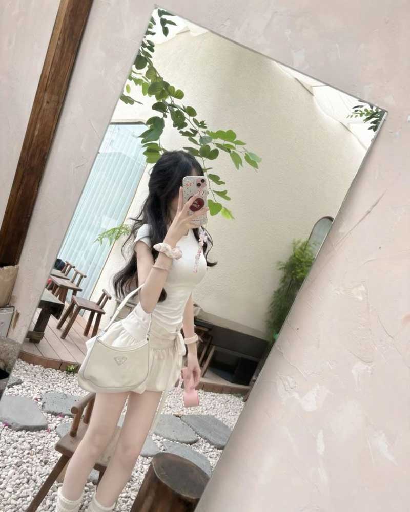 Hình ảnh nữ che mặt chụp gương tạo dáng u mê.