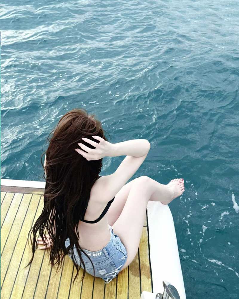 Ảnh nữ che mặt mặc đồ đầy quyến rũ nhưng không phô.