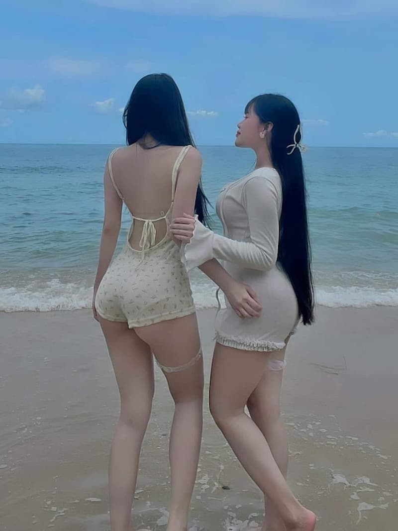 Ảnh gái xinh mông to mặc bikini và đồ bơi