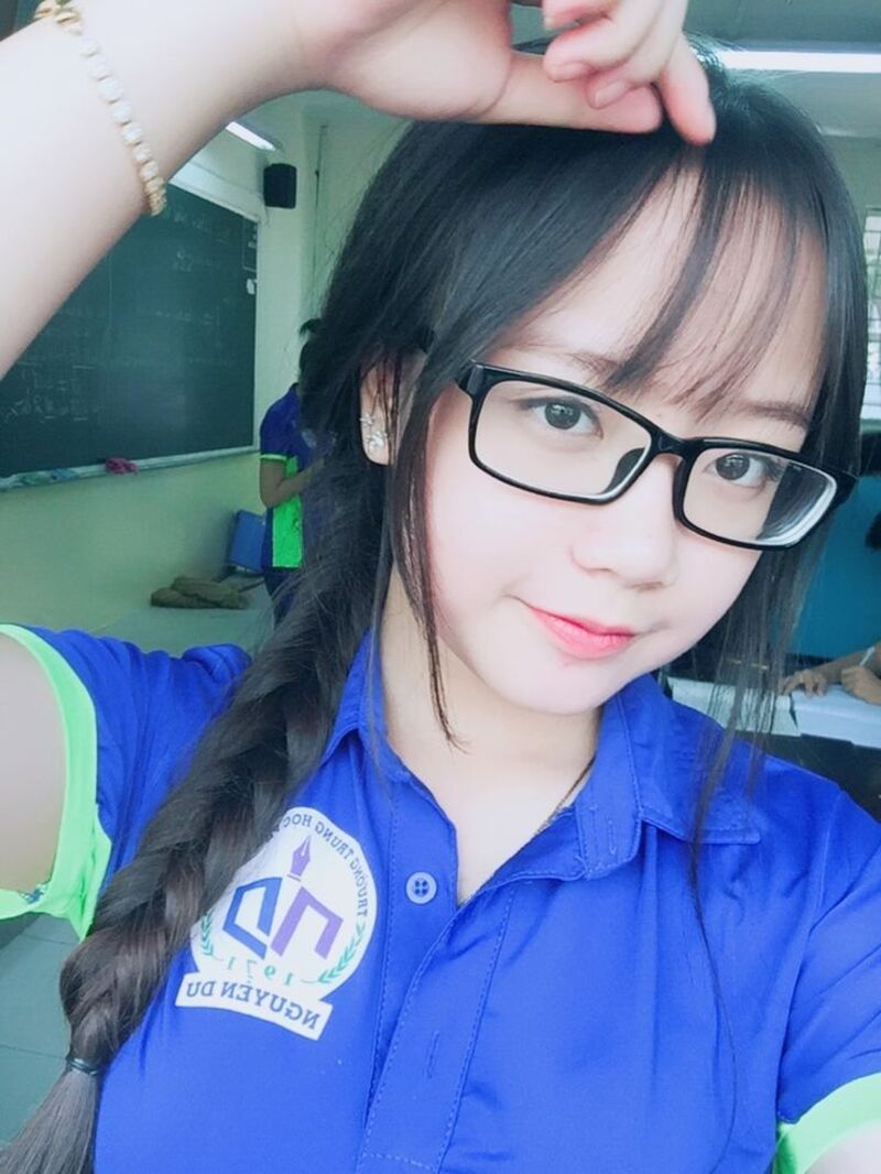 Gái xinh tự sướng theo phong cách học sinh gen Z