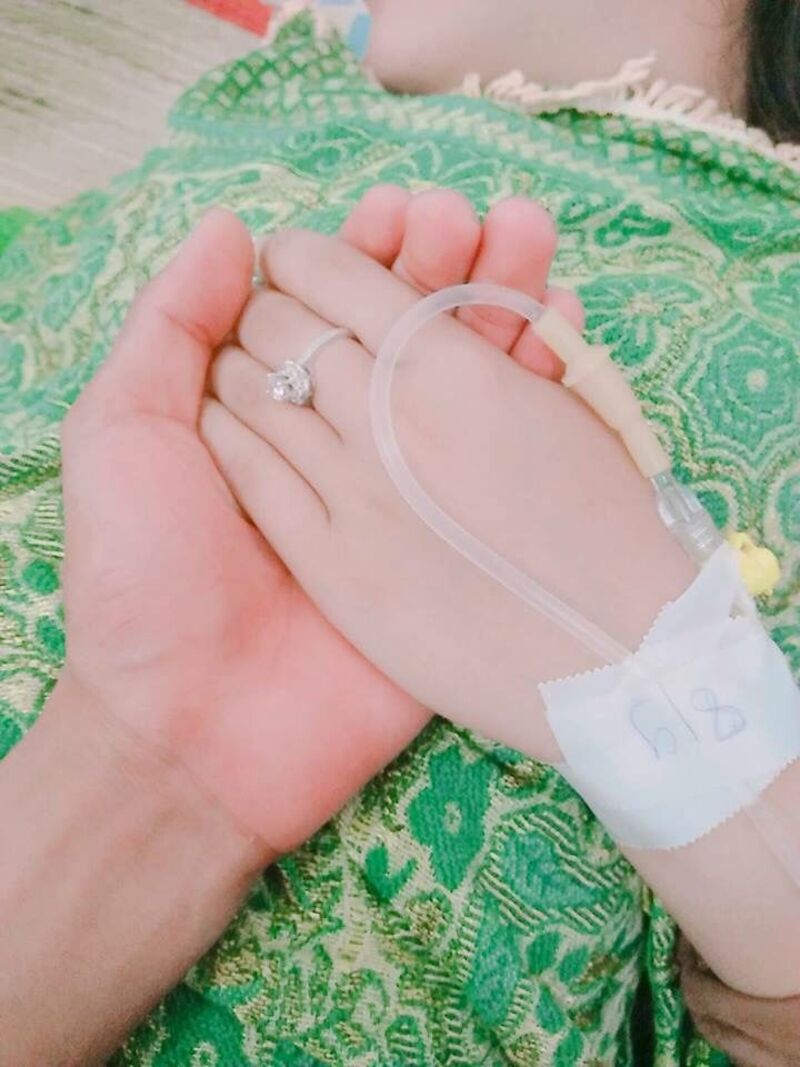 ảnh truyền nước ở tay nữ