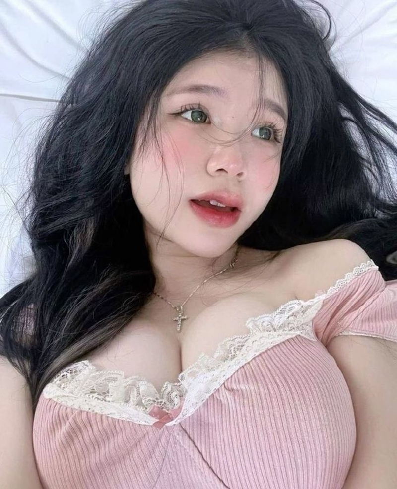 Gái xinh vú to trắng