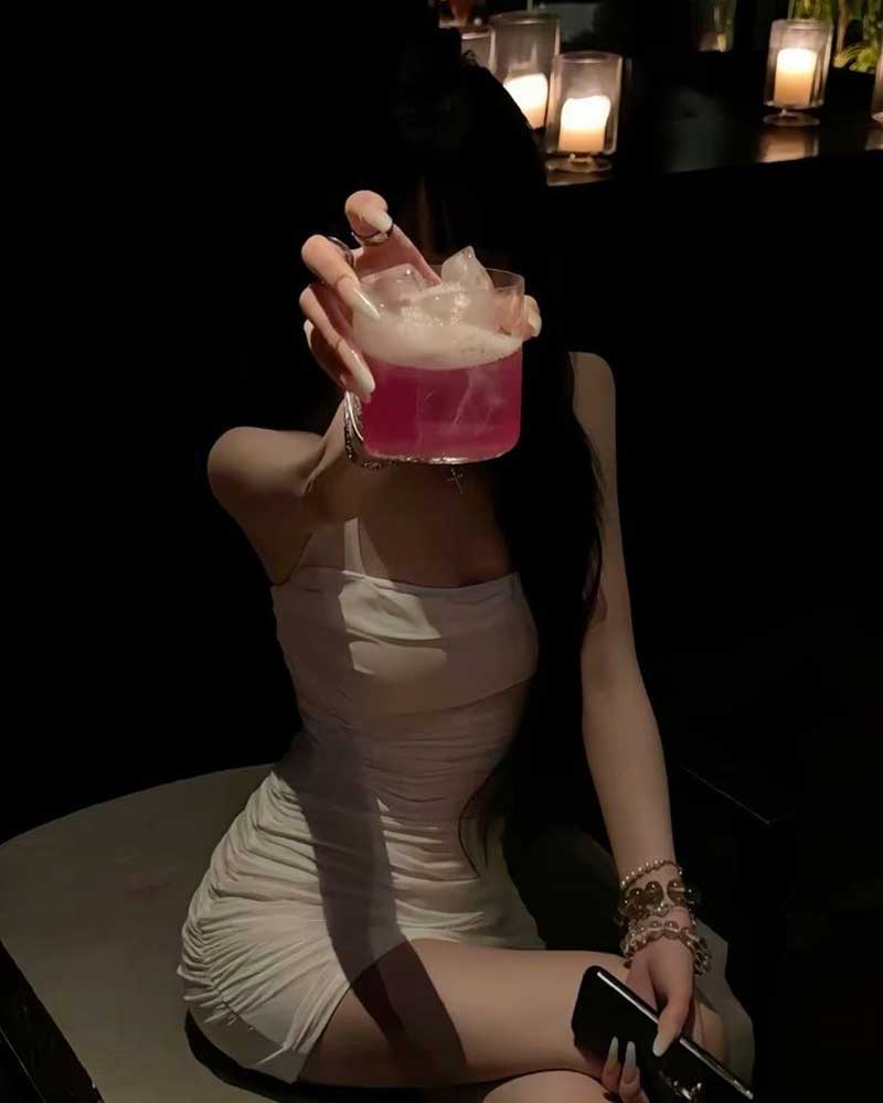 Hot girl che mặt bằng cốc cocktail, ánh mắt hút hồn đầy ma mị.