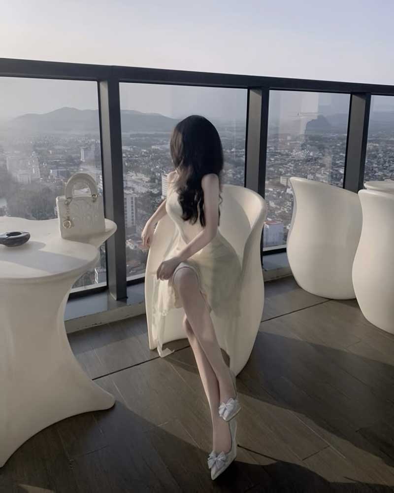 Ảnh gái mạng che mặt với khung cảnh hoàng hôn mộng mơ.