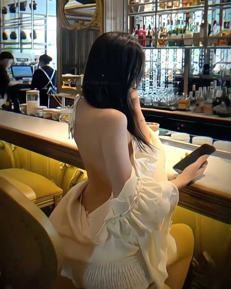 Ảnh mạng nữ che mặt với kiểu tóc dài thẳng và làn da trắng sứ.