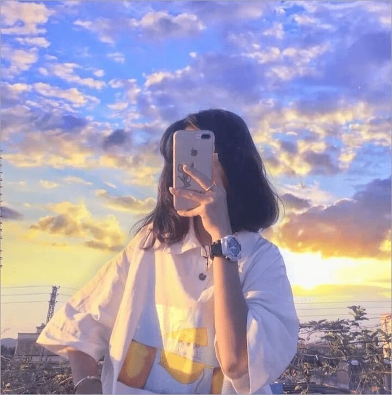 Hình gái xinh che mặt với outfit trẻ trung.