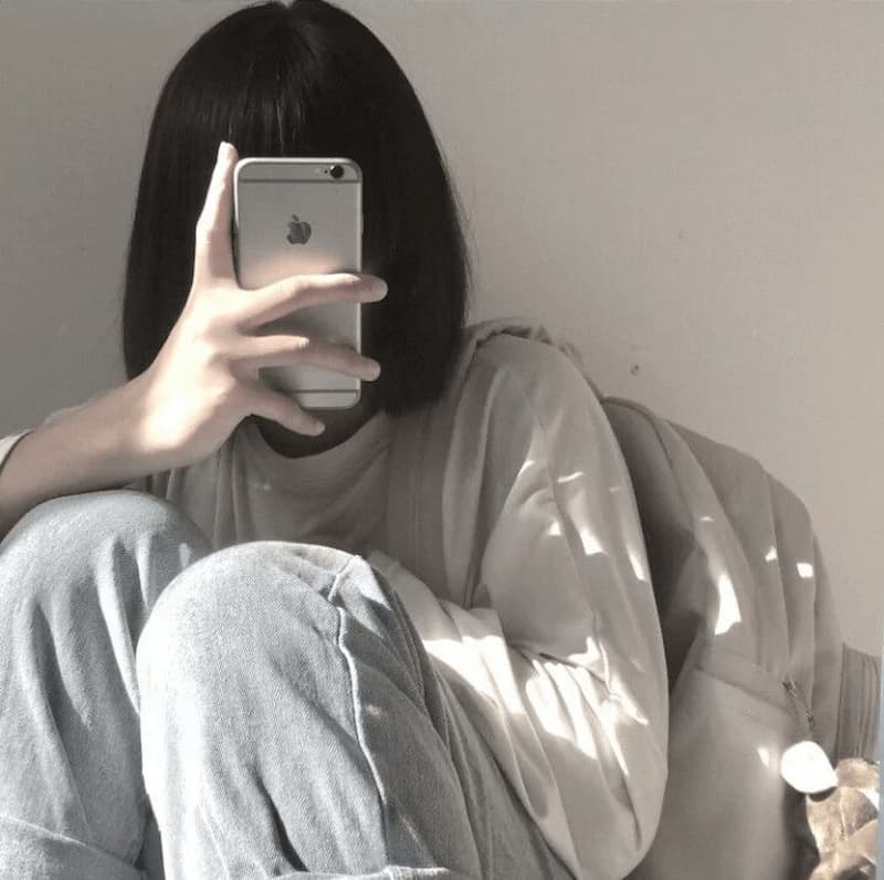 Hình nền nữ che mặt tóc bob cúp đuôi tinh tế và cá tính.