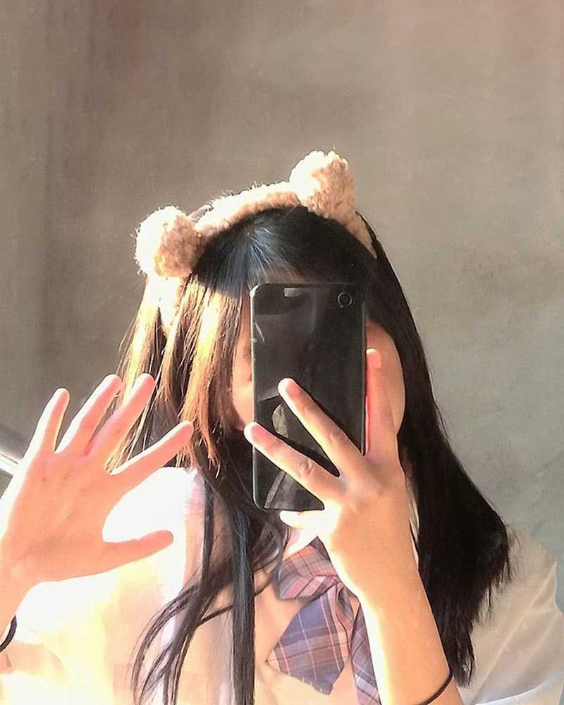 Hình ảnh nữ đẹp che mặt với outfit học sinh dễ thương vô đối