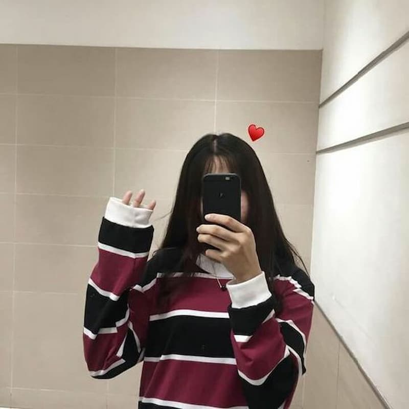 Gái xinh che mặt bằng điện thoại với má phúng phính cực kỳ đáng yêu