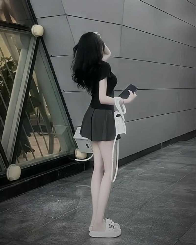 Hình gái xinh che mặt phong cách thời trang năng động và cá tính.