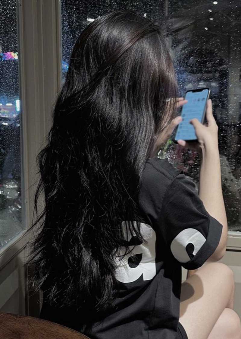 Hình ảnh nữ đẹp che mặt ngồi bên cửa sổ đầy mộng mơ.