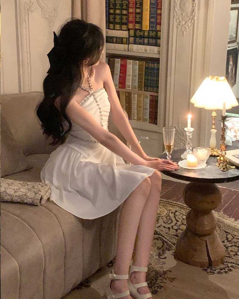 Hình nền gái xinh che mặt tóc dài uốn nhẹ dưới ánh nến lung linh.