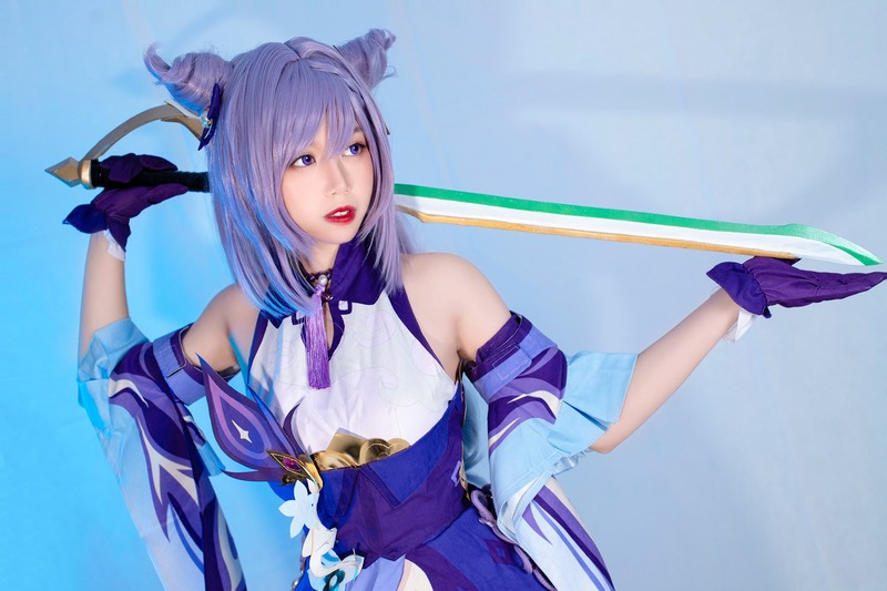 cô gái cosplay keqing xinh đẹp
