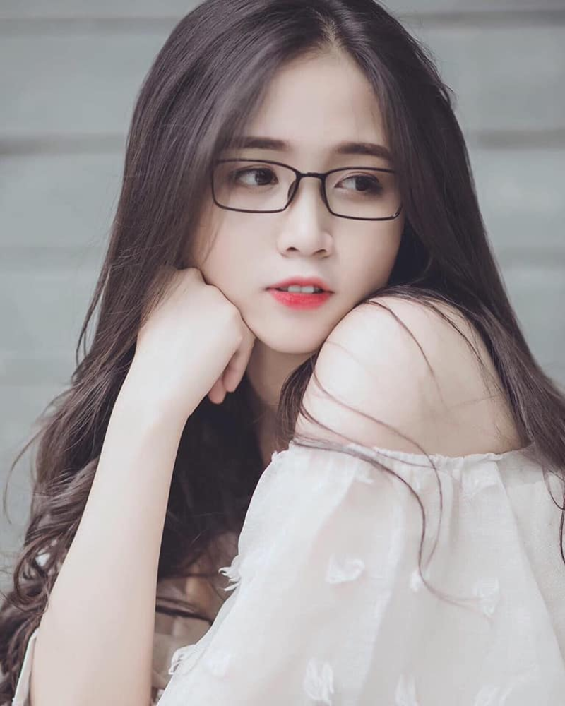 Gái xinh công sở đeo kính dễ thương