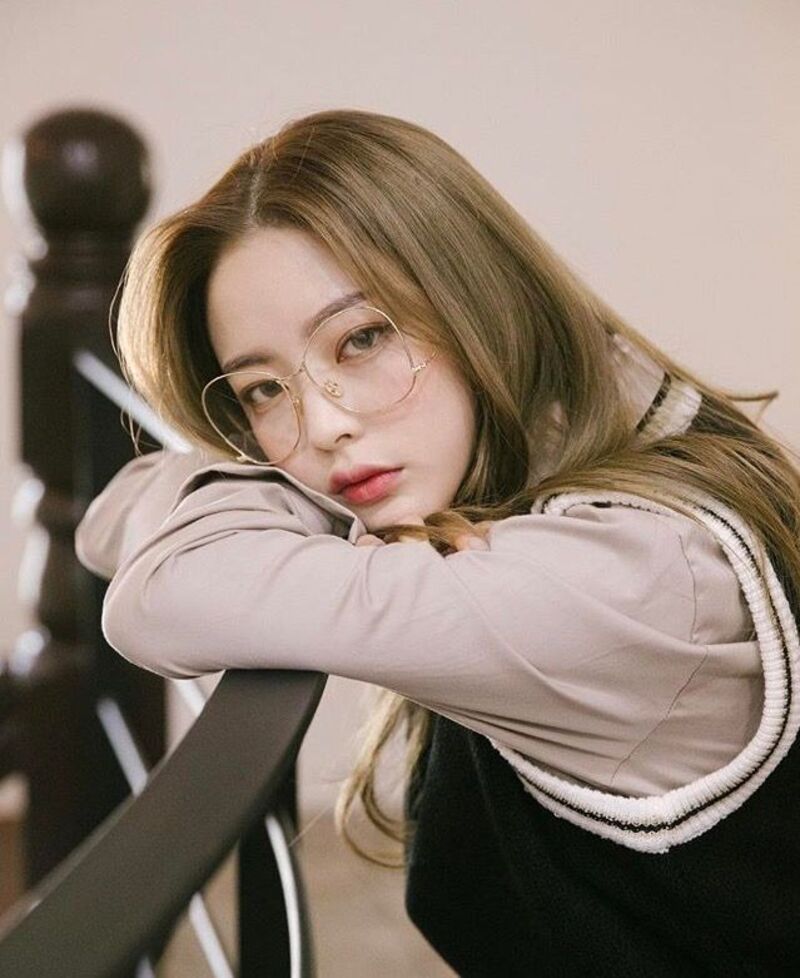 Hot Gril công sở đeo kính ngầu