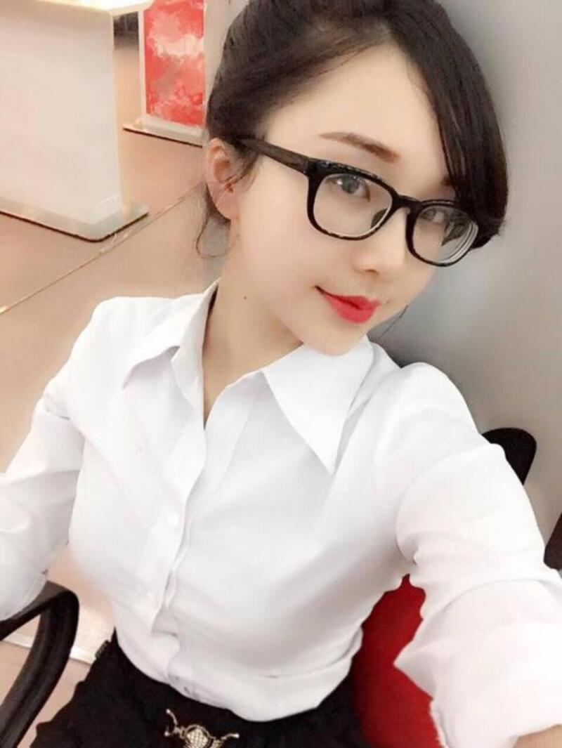 Gái xinh công sở cute đang yêu