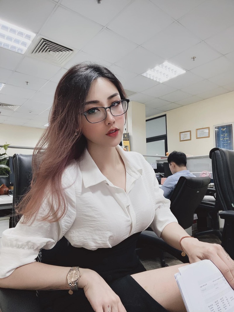 gái xinh văn phòng đeo đeo kính