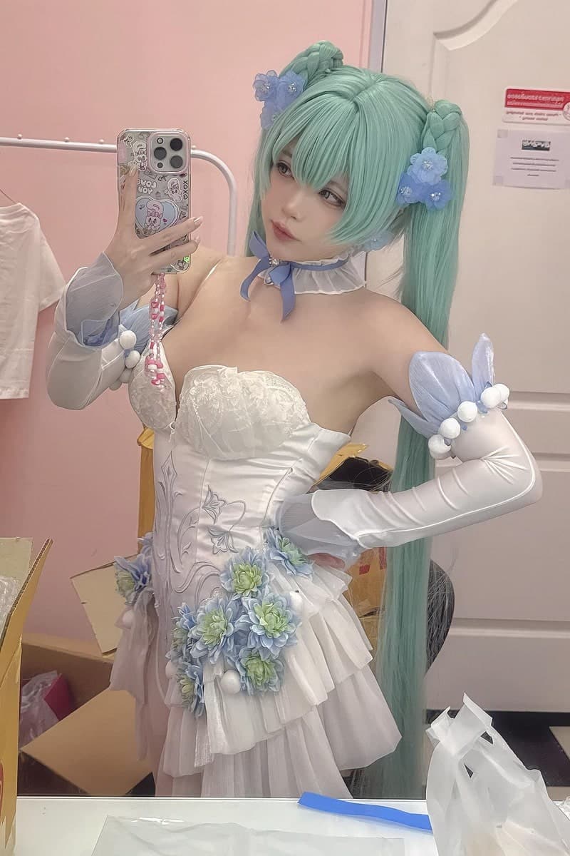 gái xinh cosplay Miku quyến rũ