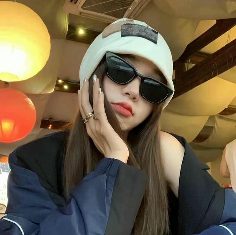 Hot girl xinh kính râm đang buồn