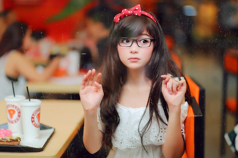 Gái xinh đeo kính có sức hút mạnh mẽ