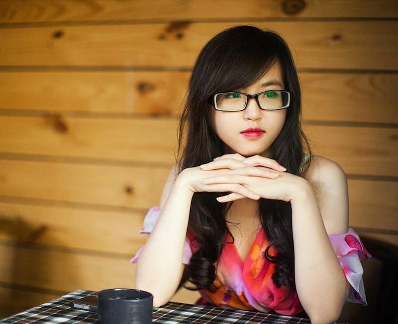 Gái xinh đeo kính sang chảnh cute