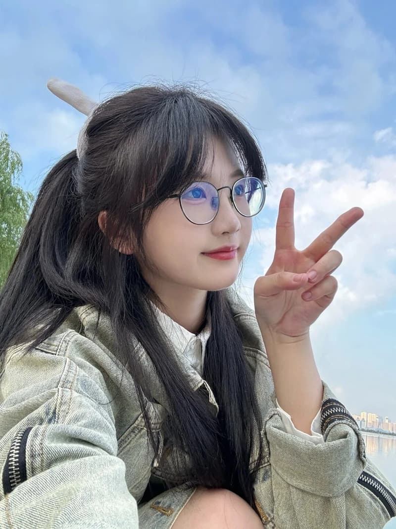 Hình ảnh con gái đeo kính ngây thơ đáng yêu