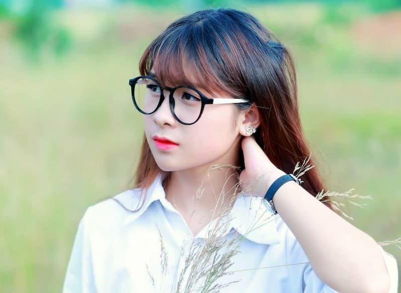 hot girl đeo kính đẹp mê không thể rời mắt được