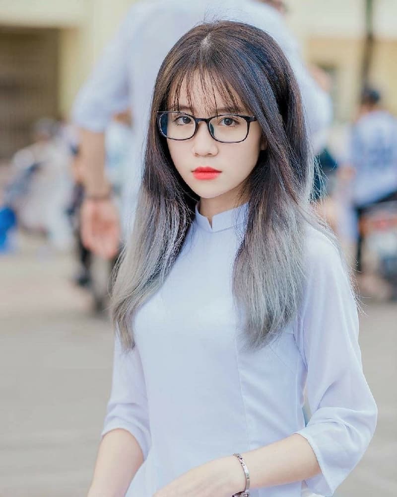 Gái xinh đeo kính phong cách nữ sinh học đường