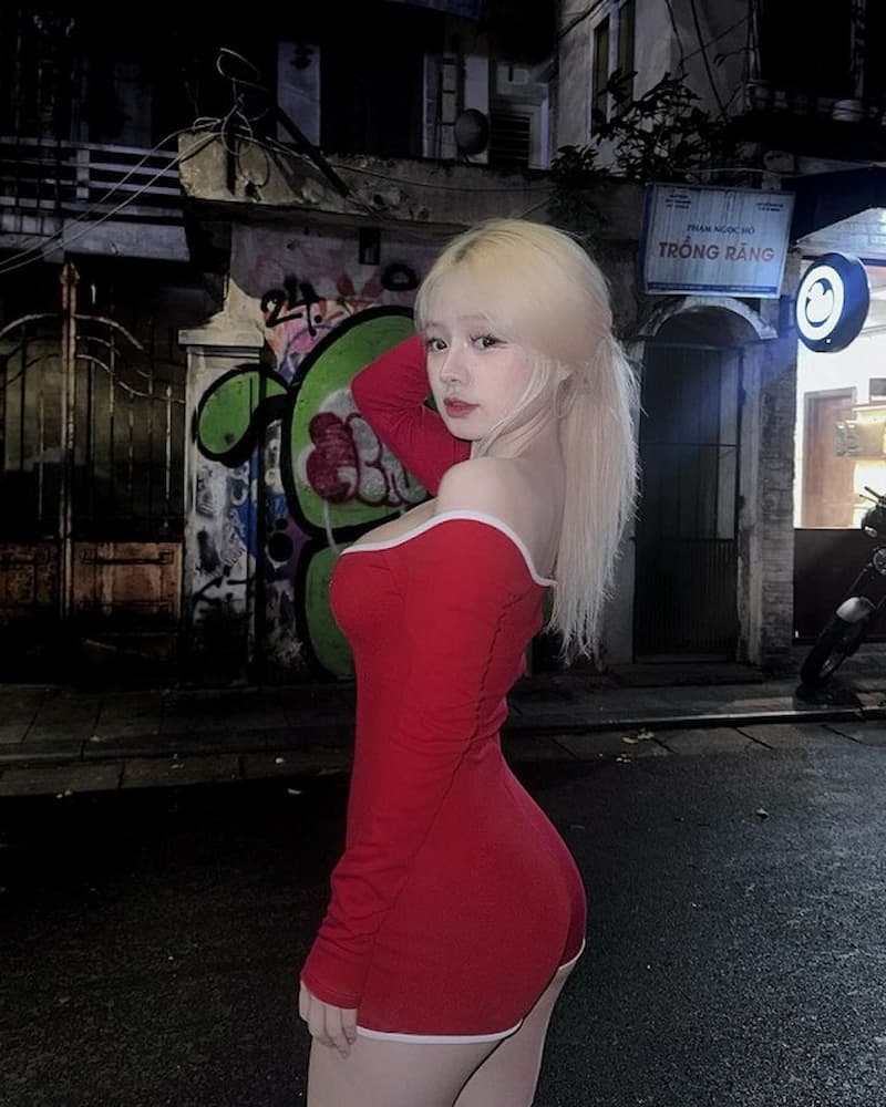 Gái xinh mông to mặc trang phục street style