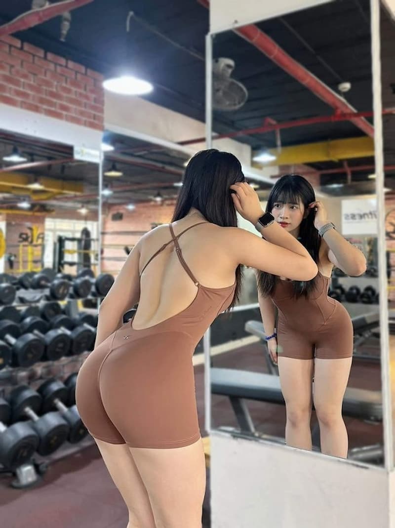 Gái xinh mông to tập gym và thể thao