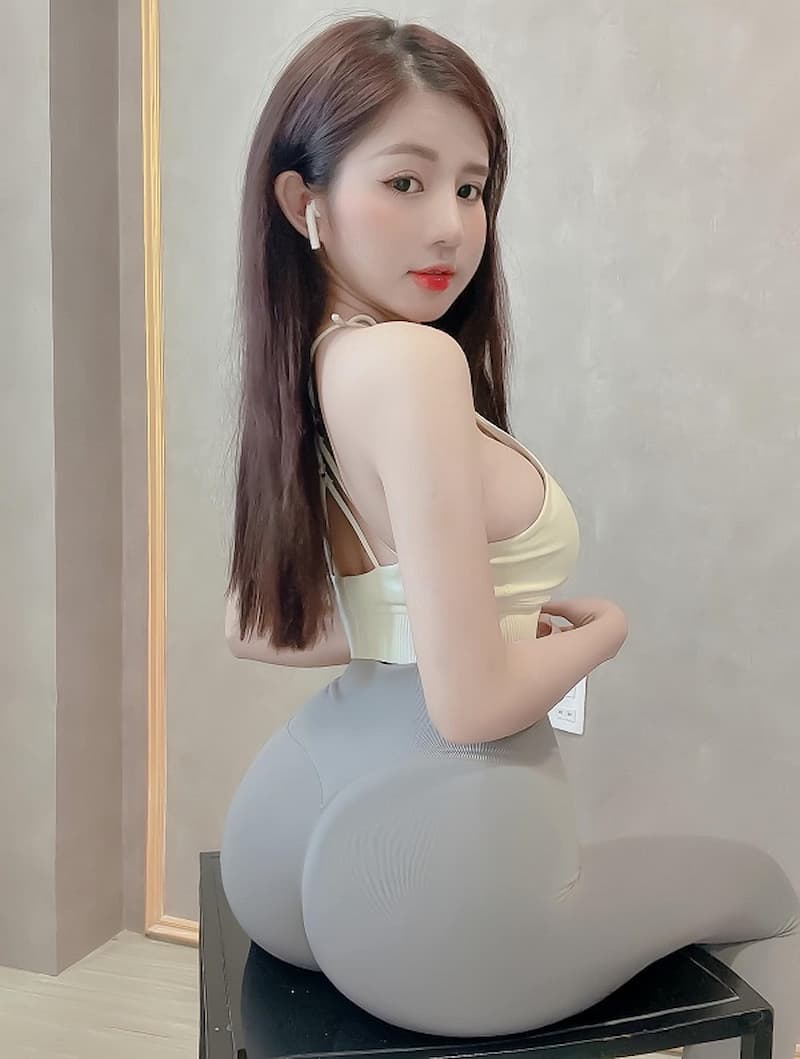 Gái xinh mông to tập gym và thể thao