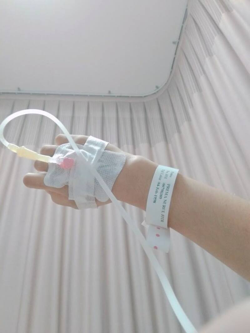 hình ảnh truyền nước ở tay nữ