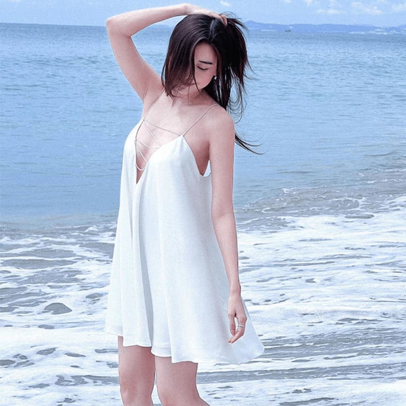 gái xinh che mặt bằng tóc ngoài biển quyến rũ.