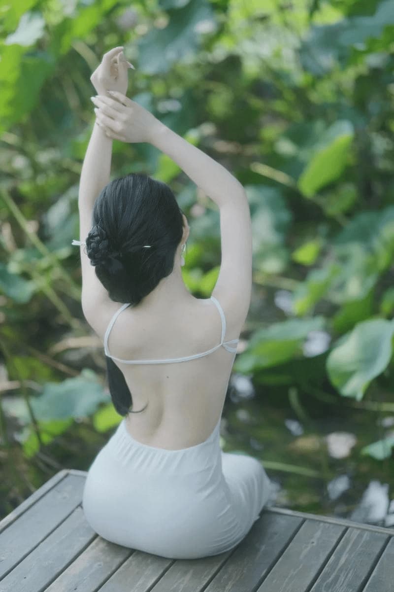 Ảnh con gái che mặt, kiểu áo hở lưng nhẹ nhàng nhưng sexy.