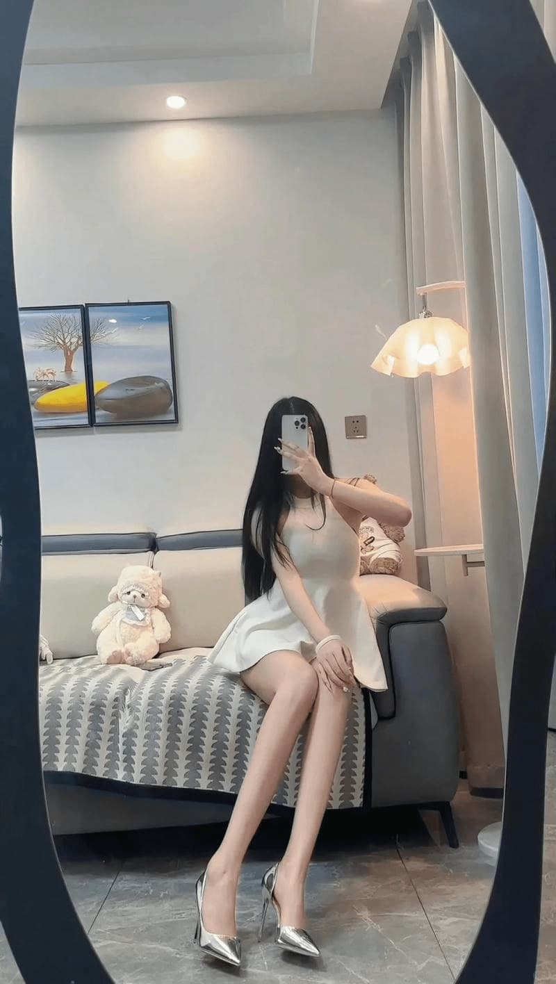 Gái xinh che mặt trước gương, phong thái sang chảnh.