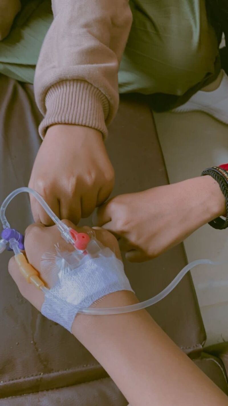 tay truyền nước nữ vẫn vui tươi