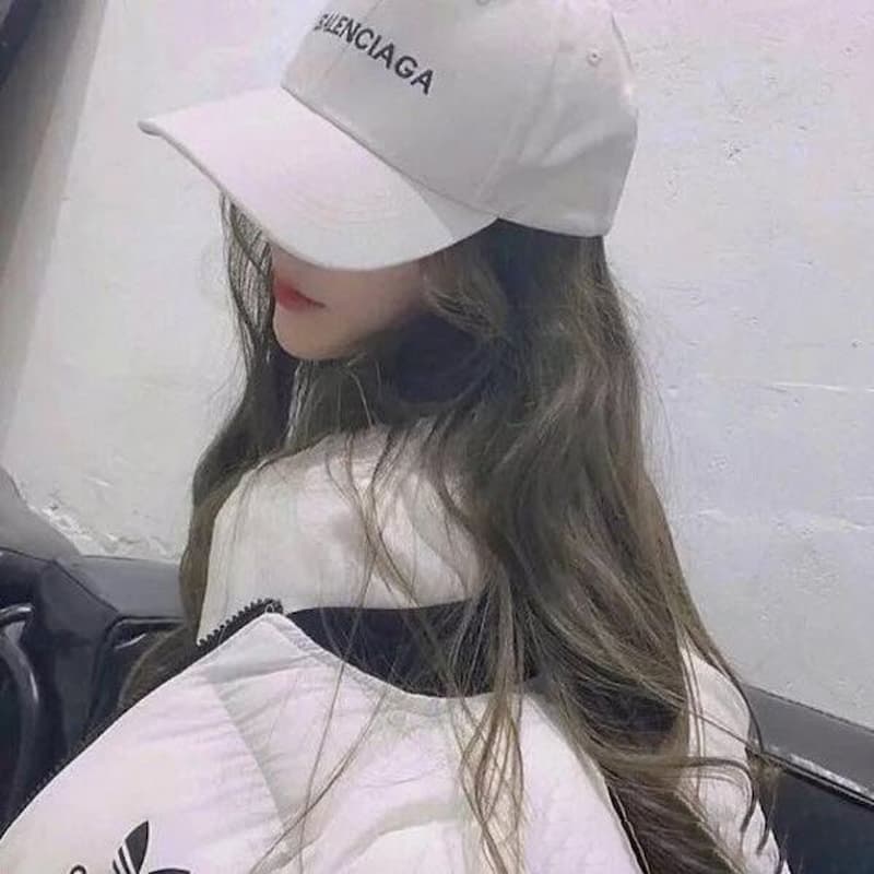 Hình ảnh gái xinh đội mũ lưỡi trai, che mặt tạo thần thái lạnh lùng và cool ngầu.