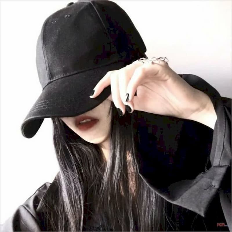 Gái đẹp che mặt bằng mũ lưỡi trai phối cùng outfit đen toàn tập, mang vẻ ngầu và nổi loạn.