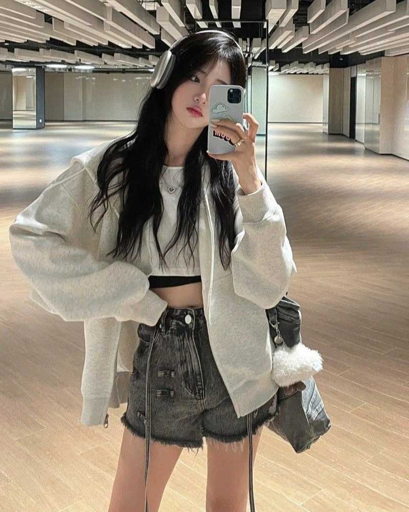 Ảnh mạng gái xinh che mặt với dáng pose cá tính, ngầu như idol